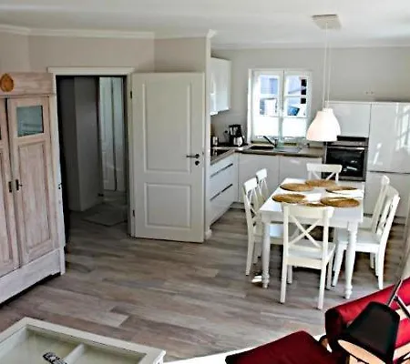 Holiday home Doppelhaushaelfte Huus Freeden 1